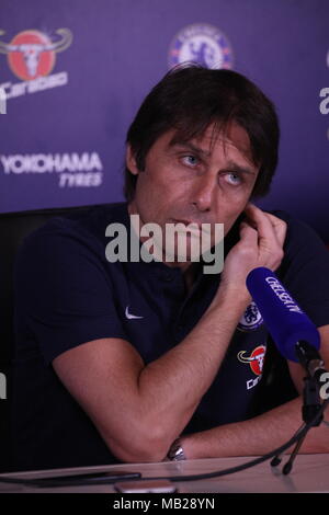 Cobham, Surrey, UK 6th Apr 2018 Antonio Conte, directrice du Club de Football de Chelsea, parle de ses perspectives d'équipes de la Premier League match contre West Ham United FC., le dimanche. Credit : Motofoto/Alamy Live News Banque D'Images