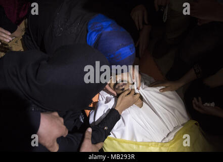 La ville de Gaza, la bande de Gaza, en Palestine. 6ème apr 2018. Des proches de 30 ans, Thaer Rabaa, tué par des soldats israéliens au cours de la protestation en cours le long de la frontière de Gaza avec Israël, pleurer lors de ses funérailles dans le camp de réfugiés de Jabalya dans le nord de la bande de Gaza le 6 avril 2018. Credit : Mahmoud Issa/Quds Net News Wire/ZUMA/Alamy Live News Banque D'Images