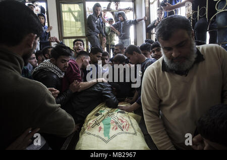 La ville de Gaza, la bande de Gaza, en Palestine. 6ème apr 2018. Des proches de 30 ans, Thaer Rabaa, tué par des soldats israéliens au cours de la protestation en cours le long de la frontière de Gaza avec Israël, pleurer lors de ses funérailles dans le camp de réfugiés de Jabalya dans le nord de la bande de Gaza le 6 avril 2018. Credit : Mahmoud Issa/Quds Net News Wire/ZUMA/Alamy Live News Banque D'Images