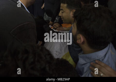 La ville de Gaza, la bande de Gaza, en Palestine. 6ème apr 2018. Des proches de 30 ans, Thaer Rabaa, tué par des soldats israéliens au cours de la protestation en cours le long de la frontière de Gaza avec Israël, pleurer lors de ses funérailles dans le camp de réfugiés de Jabalya dans le nord de la bande de Gaza le 6 avril 2018. Credit : Mahmoud Issa/Quds Net News Wire/ZUMA/Alamy Live News Banque D'Images