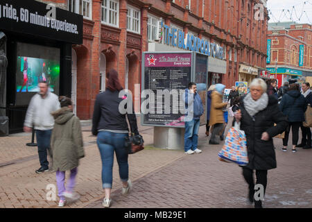 Blackpool Lancashire. 6ème apr 2018. Météo France : Froid et venteux sur la côte de Fylde. Le resort reste silencieux que les vacanciers rester loin de la station balnéaire d'attractions. /AlamyLiveNews MediaWorldImages:Credt Banque D'Images