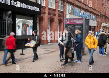 Blackpool Lancashire. 6ème apr 2018. Météo France : Froid et venteux sur la côte de Fylde. Le resort reste silencieux que les vacanciers rester loin de la station balnéaire d'attractions. /AlamyLiveNews MediaWorldImages:Credt Banque D'Images