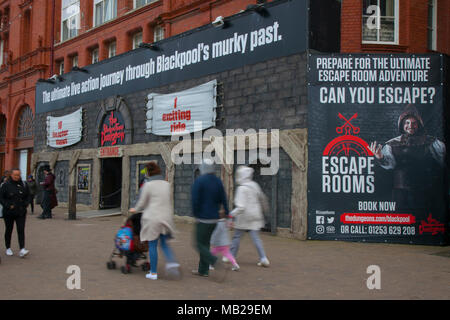 Blackpool Lancashire. 6ème apr 2018. L'ultime défi : les vacanciers passant l'Évasion attractions Chambres sur la promenade de front de mer. /AlamyLiveNews MediaWorldImages:Credt Banque D'Images