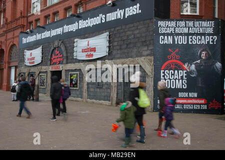 Blackpool Lancashire. 6ème apr 2018. Météo France : Froid et venteux sur la côte de Fylde. Le resort reste silencieux que les vacanciers rester loin de la station balnéaire d'attractions. /AlamyLiveNews MediaWorldImages:Credt Banque D'Images