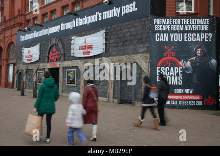 Blackpool Lancashire. 6ème apr 2018. Météo France : Froid et venteux sur la côte de Fylde. Le resort reste silencieux que les vacanciers rester loin de la station balnéaire d'attractions. /AlamyLiveNews MediaWorldImages:Credt Banque D'Images