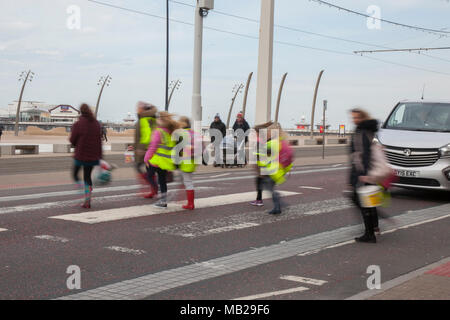 Blackpool Lancashire. 6ème apr 2018. Météo France : Froid et venteux sur la côte de Fylde. Le resort reste silencieux que les vacanciers rester loin de la station balnéaire d'attractions. /AlamyLiveNews MediaWorldImages:Credt Banque D'Images