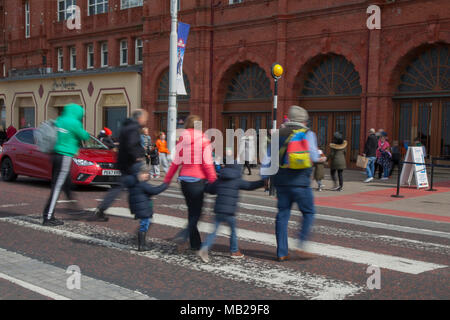 Blackpool Lancashire. 6ème apr 2018. Météo France : Froid et venteux sur la côte de Fylde. Le resort reste silencieux que les vacanciers rester loin de la station balnéaire d'attractions. /AlamyLiveNews MediaWorldImages:Credt Banque D'Images