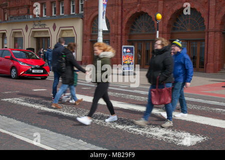 Blackpool Lancashire. 6ème apr 2018. Météo France : Froid et venteux sur la côte de Fylde. Le resort reste silencieux que les vacanciers rester loin de la station balnéaire d'attractions. /AlamyLiveNews MediaWorldImages:Credt Banque D'Images