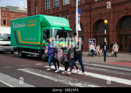 Blackpool Lancashire. 6ème apr 2018. Météo France : Froid et venteux sur la côte de Fylde. Le resort reste silencieux que les vacanciers rester loin de la station balnéaire d'attractions. /AlamyLiveNews MediaWorldImages:Credt Banque D'Images