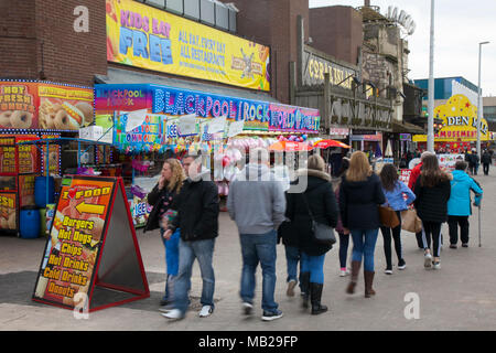 Blackpool Lancashire. 6ème apr 2018. Météo France : Froid et venteux sur la côte de Fylde. Le resort reste silencieux que les vacanciers rester loin de la station balnéaire d'attractions. /AlamyLiveNews MediaWorldImages:Credt Banque D'Images