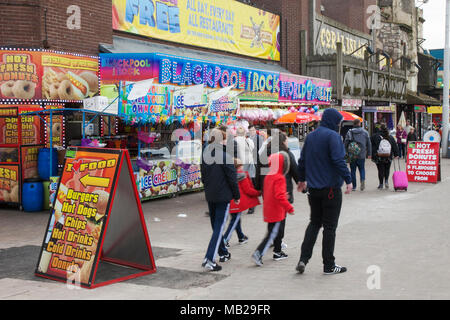 Blackpool Lancashire. 6ème apr 2018. Météo France : Froid et venteux sur la côte de Fylde. Le resort reste silencieux que les vacanciers rester loin de la station balnéaire d'attractions. /AlamyLiveNews MediaWorldImages:Credt Banque D'Images