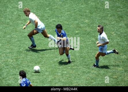 22.06.1986, Estadio Azteca, Mexico DF. Coupe du Monde - Mexique 1986 Quart de finale Argentine v Angleterre Diego Maradona marque le plus grand but la coupe du monde n'a jamais vu, 2-0 contre l'Angleterre. 3 - Maradona va passé l'Angleterre Terry Butcher (à gauche) et Peter Reid Juha Tamminen Banque D'Images