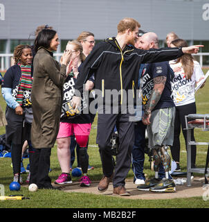 Bath, Royaume-Uni. 06 avril 2018. Le prince Harry et Meghan Markle à l'Université de Bath University Sports Training Village participant à l'équipe britannique pour les Jeux 2018 Invictus. Cette année, l'Invictus Jeux aura lieu à Sydney, en Australie en octobre 2018 Crédit : David Betteridge/Alamy Live News Banque D'Images