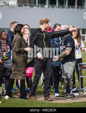 Bath, Royaume-Uni. 06 avril 2018. Le prince Harry et Meghan Markle à l'Université de Bath University Sports Training Village participant à l'équipe britannique pour les Jeux 2018 Invictus. Cette année, l'Invictus Jeux aura lieu à Sydney, en Australie en octobre 2018 Crédit : David Betteridge/Alamy Live News Banque D'Images