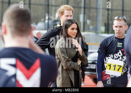 Bath, Royaume-Uni. 06 avril 2018. Le prince Harry et Meghan Markle sont représentés comme ils parlent à l'athlète de l'Université de Bath Sports Training Village lors de sa visite à l'équipe britannique pour les Jeux 2018 Invictus. Les jeux sont un événement sportif pour blessés le service actif et les membres de l'ancien combattant, 500 concurrents de 18 pays s'affronteront dans 11 sports adaptés dans cette année, l'Invictus Games qui aura lieu à Sydney, en Australie, en octobre 2018. Credit : lynchpics/Alamy Live News Banque D'Images