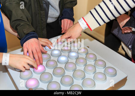 Somerset House, Londres, le 6 avril 2018. Un jeu de LED s'avère populaire. Les visiteurs, en particulier les enfants, jouissent de l'interaction avec les jeux. Jouer maintenant ceci, une exposition interactive et le festival de design de jeu s'ouvre aujourd'hui à Somerset House à Londres. Credit : Imageplotter News et Sports/Alamy Live News Banque D'Images