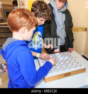 Somerset House, Londres, le 6 avril 2018. Un jeu de LED s'avère populaire. Les visiteurs, en particulier les enfants, jouissent de l'interaction avec les jeux. Jouer maintenant ceci, une exposition interactive et le festival de design de jeu s'ouvre aujourd'hui à Somerset House à Londres. Credit : Imageplotter News et Sports/Alamy Live News Banque D'Images