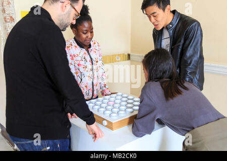 Somerset House, Londres, le 6 avril 2018. Un jeu de LED s'avère populaire. Les visiteurs, en particulier les enfants, jouissent de l'interaction avec les jeux. Jouer maintenant ceci, une exposition interactive et le festival de design de jeu s'ouvre aujourd'hui à Somerset House à Londres. Credit : Imageplotter News et Sports/Alamy Live News Banque D'Images