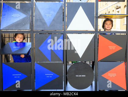 Somerset House, Londres, le 6 avril 2018. Le Bureau Playdate "Sommes-nous encore là ?" un jeu de plein air, les visiteurs d'installation en particulier les enfants, jouissent de l'interaction avec les jeux. Jouer maintenant, c'est une exposition interactive et fête de la conception de jeu qui s'ouvre aujourd'hui à Somerset House à Londres. Credit : Imageplotter News et Sports/Alamy Live News Banque D'Images