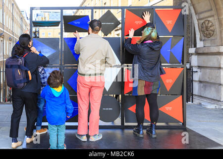 Somerset House, Londres, le 6 avril 2018. Le Bureau Playdate "Sommes-nous encore là ?" un jeu de plein air, les visiteurs d'installation en particulier les enfants, jouissent de l'interaction avec les jeux. Jouer maintenant, c'est une exposition interactive et fête de la conception de jeu qui s'ouvre aujourd'hui à Somerset House à Londres. Credit : Imageplotter News et Sports/Alamy Live News Banque D'Images