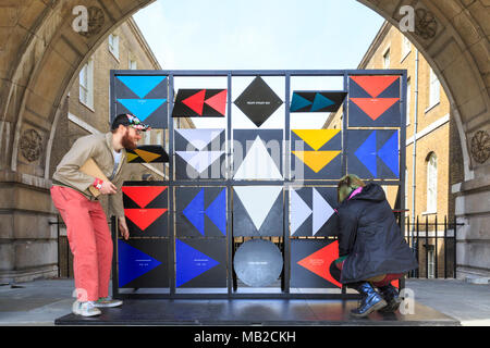 Somerset House, Londres, le 6 avril 2018. Le Bureau Playdate "Sommes-nous encore là ?" un jeu de plein air, les visiteurs d'installation en particulier les enfants, jouissent de l'interaction avec les jeux. Jouer maintenant, c'est une exposition interactive et fête de la conception de jeu qui s'ouvre aujourd'hui à Somerset House à Londres. Credit : Imageplotter News et Sports/Alamy Live News Banque D'Images