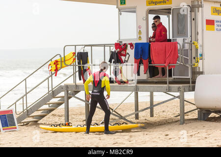 Les sauveteurs RNLI en service, Bournemouth Beach, Dorset, Royaume-Uni, Banque D'Images