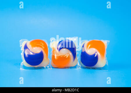 SAINT LOUIS, UNITED STATES - Jan 23, 2018 : trois dosettes capsules lessive Tide a sur un fond bleu Banque D'Images