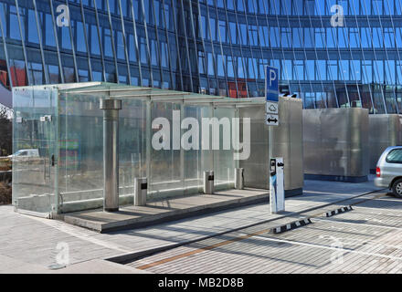 VILNIUS, LITUANIE - Mars 24, 2018 : voiture moderne et un parking d'une station de charge pour les machines électriques du système d'allumage. C'est la cour intérieure Banque D'Images