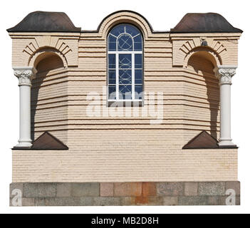 C'est la décoration de la fenêtre standard de la vieille église orthodoxe - un mur de brique jaune avec des colonnes de plâtre. Isolé avec patch journée ensoleillée ou Banque D'Images