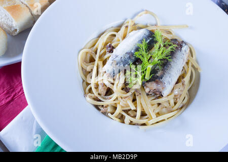 Un plat de pâtes siciliennes traditionnelles con le sarde, les sardines et les pâtes linguine Banque D'Images