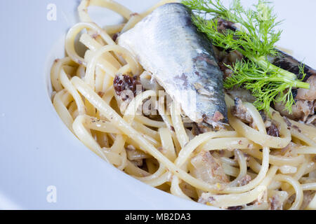 Un plat de pâtes siciliennes traditionnelles con le sarde, les sardines et les pâtes linguine Banque D'Images