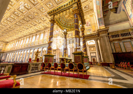 ROME, ITALIE, LE 07 MARS 2018 : photo panoramique de l'autel de l'église Santa Maria Maggiore, situé à Rome, Italie Banque D'Images