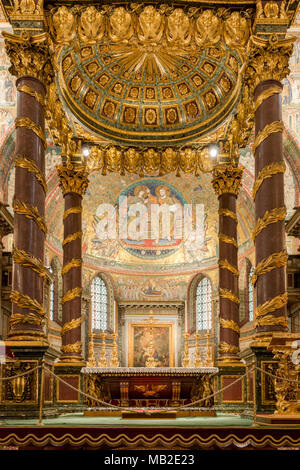 ROME, ITALIE, LE 07 MARS 2018 : photo verticale de l'autel à l'intérieur de l'église Santa Maria Maggiore, l'important patrimoine de Rome, Italie Banque D'Images