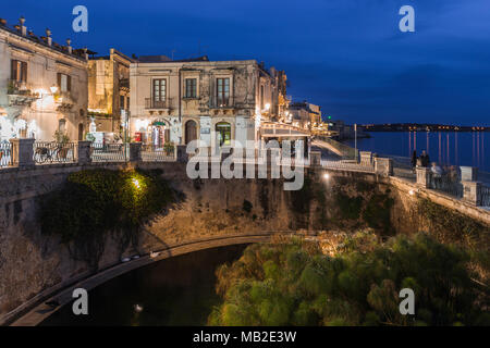 Fonte Aretusa - Fontaine de Arethusa - nuit à Ortigia, Syracuse, Sicile, Italie. Banque D'Images