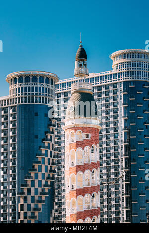 Batumi, Géorgie, l'Adjarie. Vieille Tour et nouvelle maison d'habitation à plusieurs étages en arrière-plan. Banque D'Images