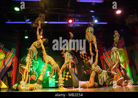 Les performances des acrobates africains sur la scène Banque D'Images