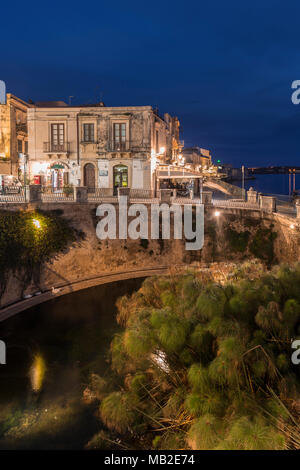 Fonte Aretusa - Fontaine de Arethusa - nuit à Ortigia, Syracuse, Sicile, Italie. Banque D'Images