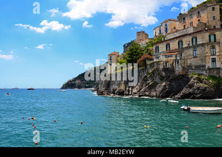 Avis de Minori, village pittoresque sur la côte amalfitaine en Italie. Banque D'Images