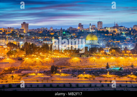 Vieille ville de Jérusalem. Cityscape image de Jérusalem, Israël avec dôme du Rocher au coucher du soleil. Banque D'Images