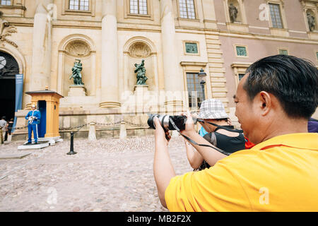 STOCKHOLM, Suède - 30 juillet 2014 : visite touristique et photographie la garde d'honneur au Palais Royal à Gamla Stan, où le roi Carl XVI Gustaf Banque D'Images