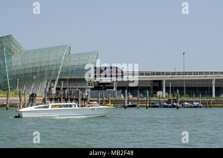 Venise, Italie - le 13 juin 2017 : La sortie de la gare de train navette qui transporte les passagers de navires de croisière sur un canal et dans la ville historique Banque D'Images