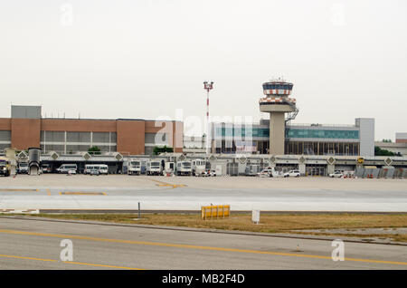 Venise, Italie - 14 juin 2017 : vue sur le terminal principal à l'aéroport Marco Polo à Venise, Italie. Vue à partir d'un avion sur l'apparence d'un matin d'été. Banque D'Images