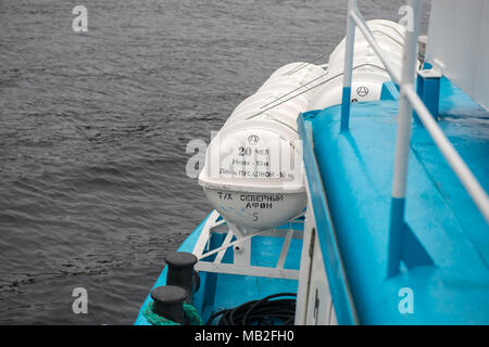 Radeau de sauvetage à bord d'un navire touristique Banque D'Images