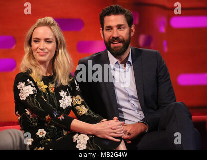 Photo du dossier datée du 05/04/18 d'Emily Blunt et de John Krasinski pendant le tournage du Graham Norton Show, où l'actrice a révélé qu'elle a dit à son mari de mettre une autre actrice en sac pour qu'elle puisse étoiles face à lui dans Un endroit calme. Banque D'Images