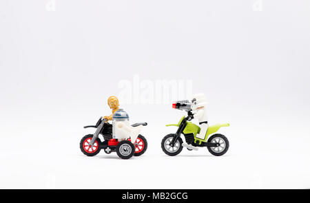 C3p0 et r2d2 moto équitation avec storm trooper chasing. isolé sur fond blanc. Banque D'Images