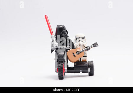 Mini figure de darth vader tenant un sabre laser et storm trooper tenant une guitare équitation moto. Banque D'Images