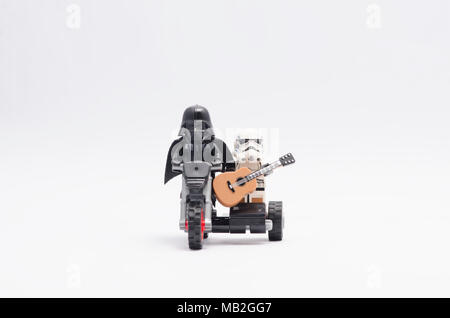 Dark Vador lego moto équitation avec storm trooper tenant une guitare. isolé sur fond blanc. Banque D'Images