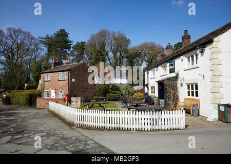 Bird in Hand, Mobberley, de buttes Green Village, Knutsford, Cheshire routière traditionnelle du xviiie siècle COUNTRY pub avec jardin de bière Banque D'Images