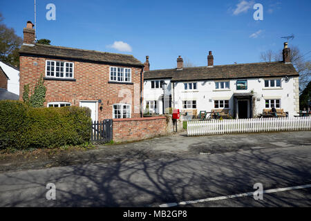 Bird in Hand, Mobberley, de buttes Green Village, Knutsford, Cheshire routière traditionnelle du xviiie siècle COUNTRY pub avec jardin de bière Banque D'Images