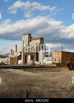 Alimentation générale & Grain Inc., moulin à céréales, par un chaud après-midi de printemps, en, Bonners Ferry, New York, USA Banque D'Images